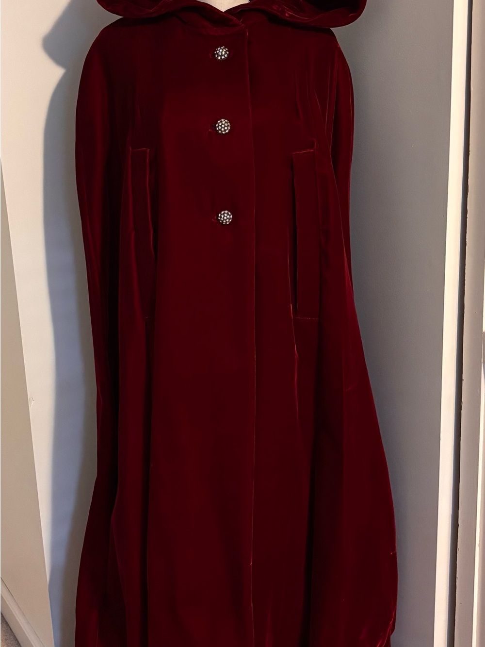Vintage Deep Red Velvet Hooded Cape Cloak Satin Lined - Picture 2 of 16